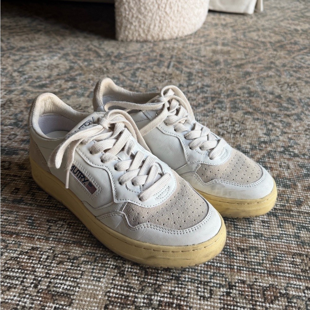 Autry Women’s Medalist Low Vintage Style White and Beige Sneakers - SIZE 38